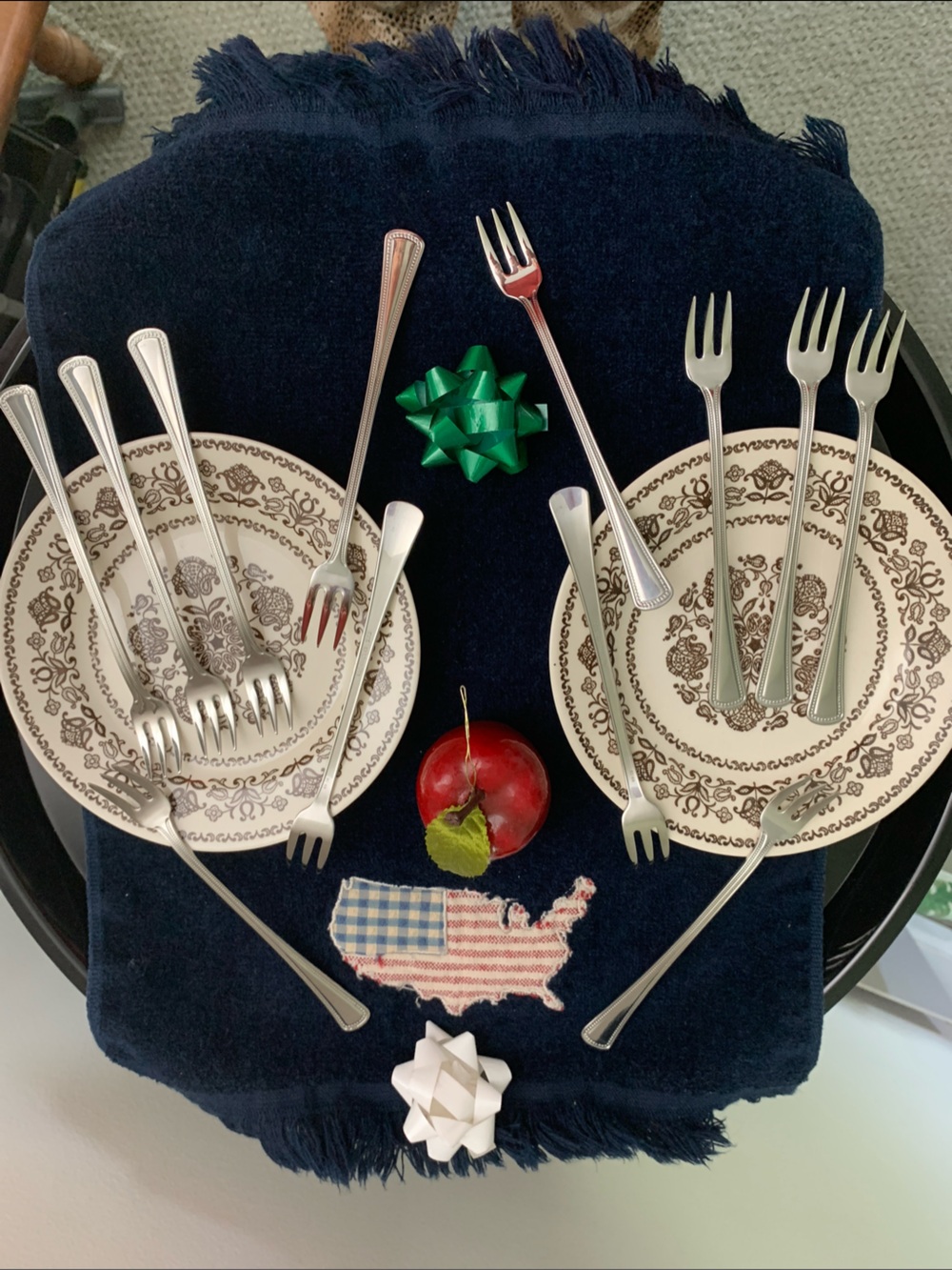 NWOT Oneida Needlepoint pattern S/12 Cocktail Forks 18/8 SS NWOT